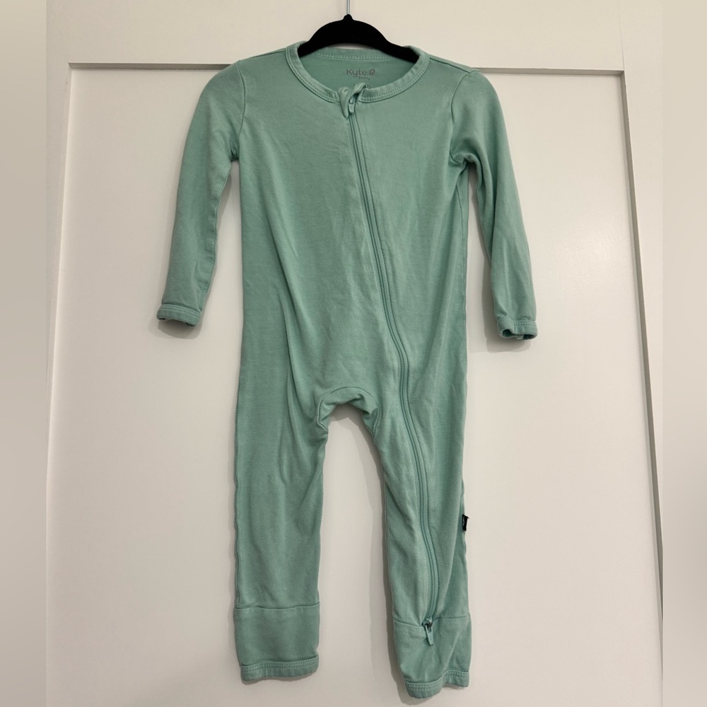Kyte Baby Zippered romper in Matcha Green 12-18m